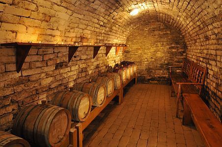 Fried Kastélyhotel Simontornya borospincéje minőségi borokkal